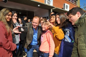 El mandatario se fotografió junto a los alumnos