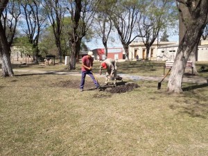 Trabajadores municipales realizan tareas en la Plaza de Pueblo Brugo