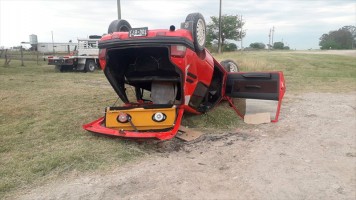 El auto volcó y quedó con las ruedas hacia arriba