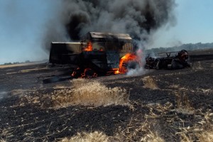 Una cosechadora se prendió fuego por completo