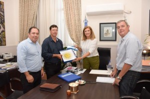 Romero entregó una bandera de ceremonias