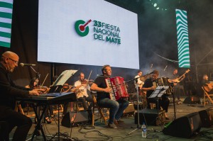 Bahl acompañó a músicos locales