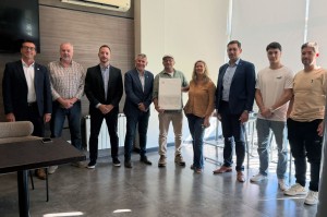 Firma convenio por cargadores eleìctricos