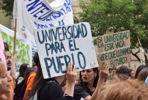 universidad-pueblo-uner-marcha